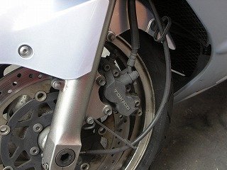 質問お願い致しますZZR1200とGPZ900のフロントブレーキキャリパー取り