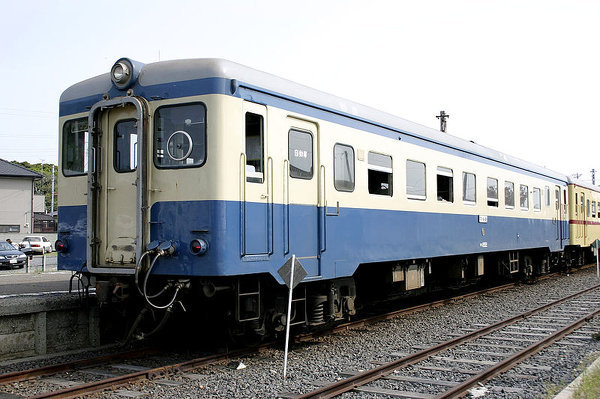 鉄道に詳しい方教えてください！ディーゼル機関車の運転台の窓の丸い