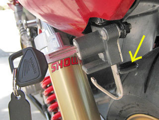 CB400SFrevoを購入したのですがシートの取り外し方がわからなく困って