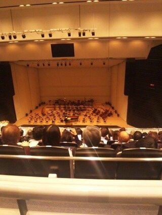 大阪オリックス劇場の座席について ３階６列目は通路のすぐ後ろですが Yahoo 知恵袋
