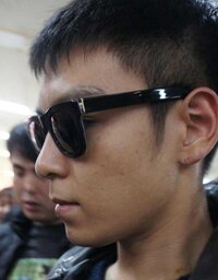 Bigbangのtopのピアスの穴の位置がわかる人いませんか Yahoo 知恵袋