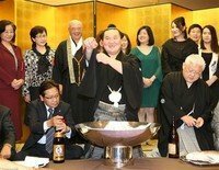 力士が優勝した時に大きな盃でお酒を飲むシーンを見かけますが どのくらいの量の Yahoo 知恵袋