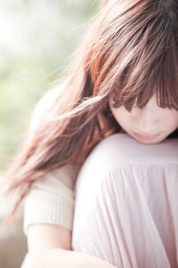 女性に質問です 良く恋愛心理で髪の毛を異性の前で触るのは男性を気 Yahoo 知恵袋