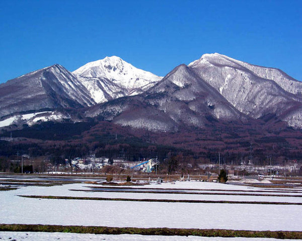 磐梯山は８０６年に噴火したとされていますが、その噴火前までは標高は 