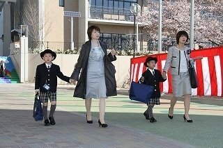 小学校受験で通った私立小学校はお受験スーツがよく書かれていますが １着持って Yahoo 知恵袋