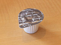 コーヒーに入れるミルクの名前が思い出せませんガムシロップの入れ物 Yahoo 知恵袋