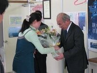 退職者に花束を渡すのは女性の方が良いのですか 女性が手渡すのが一 教えて しごとの先生 Yahoo しごとカタログ