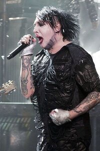 マリリンマンソン てなんでわざと怖い顔にするのですか 初めて Yahoo 知恵袋