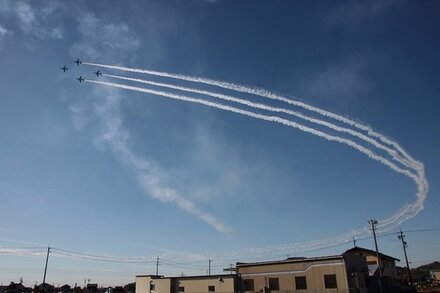 ブルーインパルスなどである飛行機の後ろから白い煙見たいのが出るん 教えて しごとの先生 Yahoo しごとカタログ