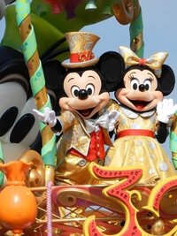 パレード観賞 ベンチの場所取りについて ランドのハピネスをできればベンチ Yahoo 知恵袋