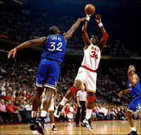 Nba歴代センターの中で オラジュワンは何位くらいにランクイ Yahoo 知恵袋