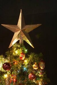 クリスマスツリーのてっぺんに星を飾るのは何故ですか 先ほど季節外れのイルミ Yahoo 知恵袋