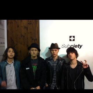 服についてです Oneokrockのtoruがライブ 野外ライブなどで着ている Yahoo 知恵袋