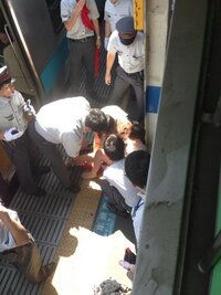 最近の京浜東北線の人身事故で 隙間に人が落ちたのを他の客が車両を押して助け出 Yahoo 知恵袋