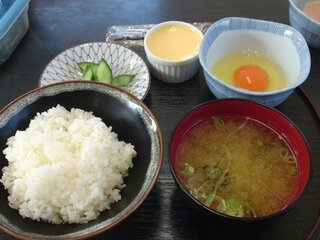 ご飯に味噌汁だけで朝食はokですか せめてあと生卵があれば和定 Yahoo 知恵袋