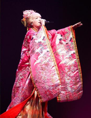 浜崎あゆみさんのpartofmeの 金髪の和服姿を詳しく見たいです Yahoo 知恵袋