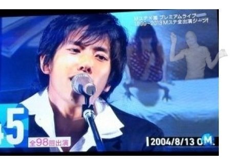 11 29放送のmステで二宮の右後ろに写っているのは幽霊ですか 人間ですか Yahoo 知恵袋