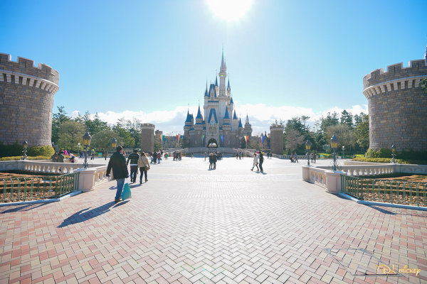 ディズニーランドのお城の前の広場は なんていう名前ですか Yahoo 知恵袋