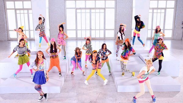 e-girls オファー follow me で黄色いニット