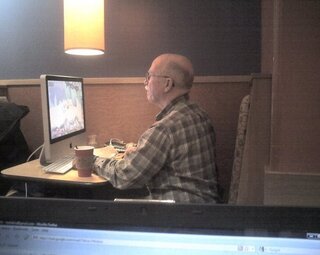 スタバのドヤ顔 都内のスタバでよく見かけるmacのパソコンをドヤ顔でいじ Yahoo 知恵袋