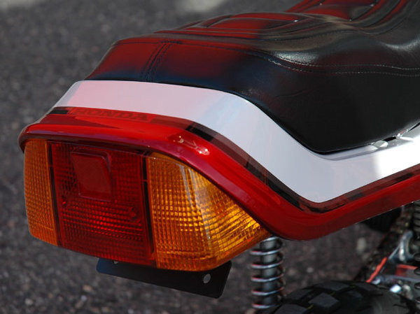 APE50のCBX仕様のテールカウルを単品で購入したのですが