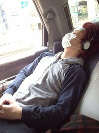 SEKAINOOWARIの深瀬さんが、マスクで顔を隠して車で寝ている画 