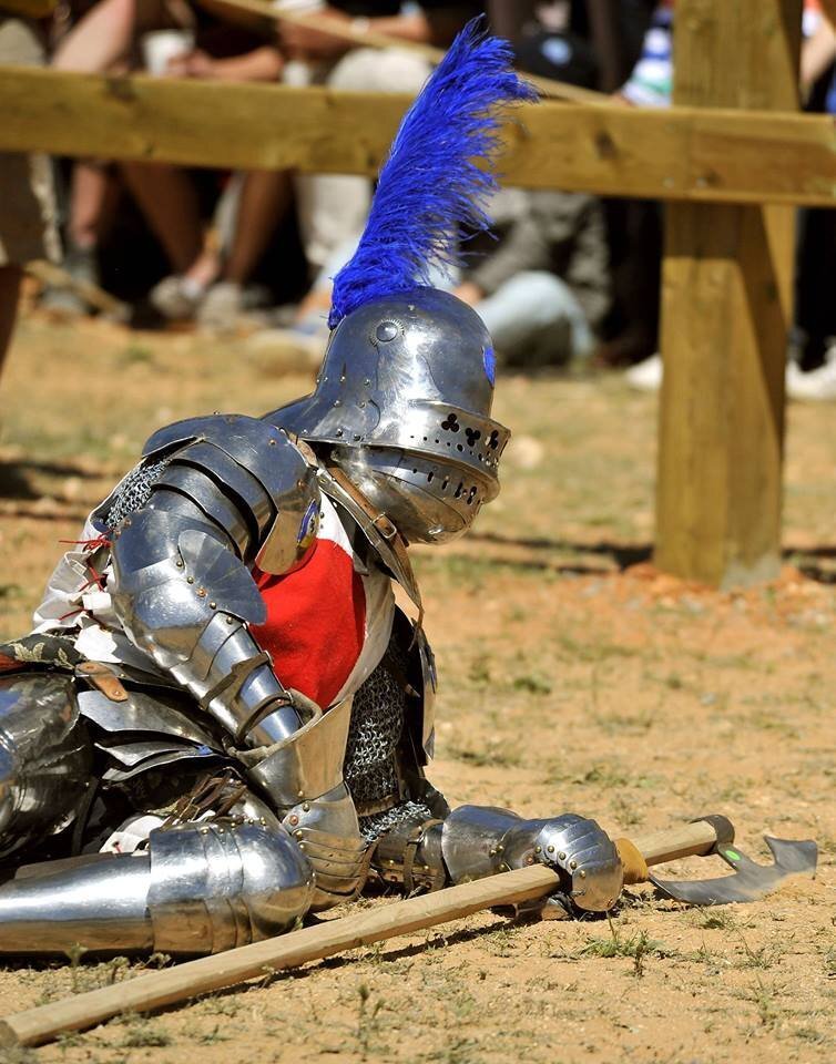 ヨーロッパの甲冑を着て戦闘をしている人に質問です 最近 ヨーロッパで中世の Yahoo 知恵袋