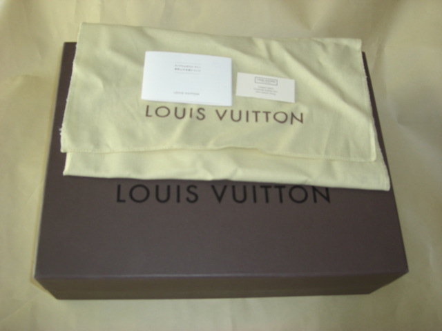 付属の袋や箱は全てついています。ルイヴィトンのオンラインで購入した本物です。 付属の袋や箱は全てついています。ルイヴィトンのオンラインで購入した