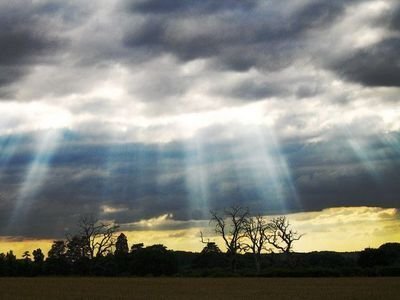 空について雨上がりとかで雲の切れ間から太陽の光が漏れてカーテンみたいになる Yahoo 知恵袋