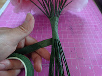 巻き付ける英語でなんといいますか 鉛筆の両端に赤色のテープを巻き付 Yahoo 知恵袋