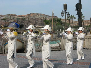 ディズニーシーで 音楽隊 白い制服をきた楽団が演奏してますがら名前はなんという Yahoo 知恵袋