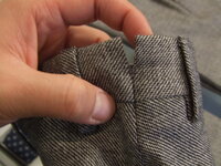 スラックスの後ろにv字の切れ目はどのような意味があるのかご教授願います Yahoo 知恵袋