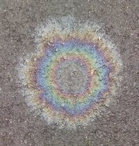 雨が降るとこんなものを良く見かけるのですがこの虹色のものは Yahoo 知恵袋