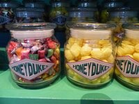 Usjのハニーデュークスで売っているお菓子に関しての質問です Yahoo 知恵袋