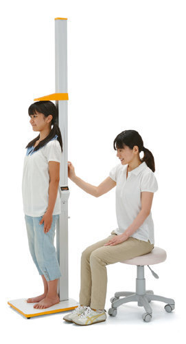 身体測定で胸を突き出し 背中をそると 身長は低く出ますよね 私より明らかに低 Yahoo 知恵袋