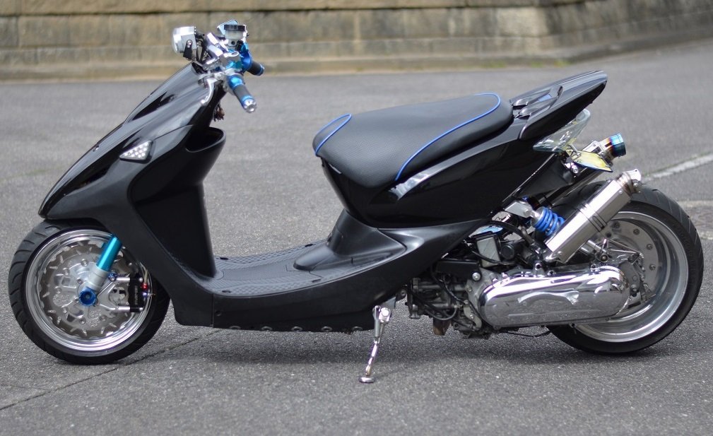 ライブディオZXに乗っています。カスタムが好きで地道にコツコツとやっ