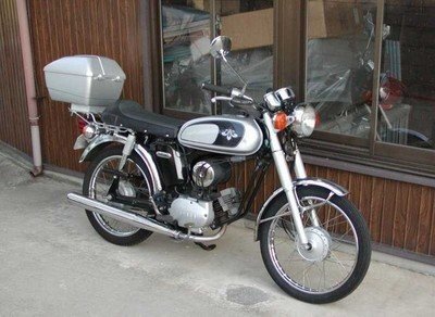 YB-1というバイクに乗ってる方に質問です！ヘルメットの収納スペース... - Yahoo!知恵袋