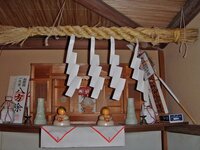 神棚にしめ縄は飾るのですか 神棚にしめ縄を飾ったことがなく 飾り Yahoo 知恵袋