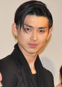 松田翔太さんのような前髪長め ネープレス 二つ分けのボブのような髪型 Yahoo 知恵袋