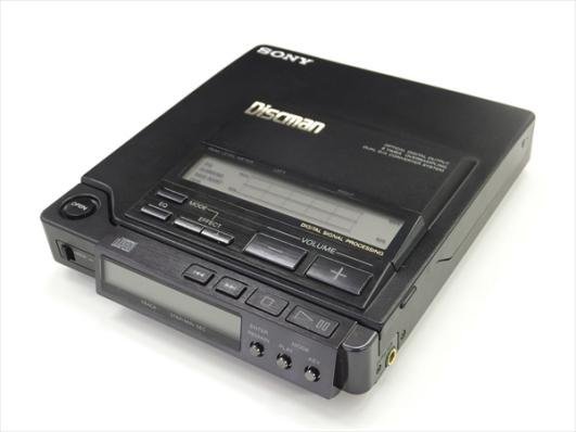 私は高校生の時に初めて買ったディスクマン、SONYD-Z555という物を持っ