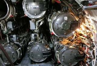 潜水艦の艦内で魚雷を発射管へ装填して発射した場合 なぜ外部の海水が潜 Yahoo 知恵袋