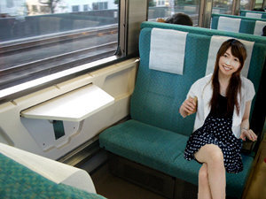 電車の席に着いてすぐに足組みだす女って何なの 誘ってる Yahoo 知恵袋