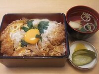 カツ丼の上に乗っている三つ葉はたべますか 乗ってる具は すべて食べま Yahoo 知恵袋