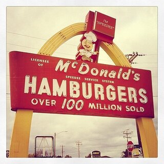 マクドナルドですが よくよく見るとmcdonald Sなんです Yahoo 知恵袋
