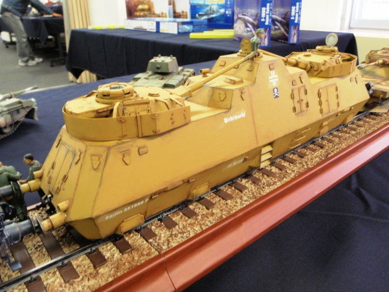 ラピュタに出てくる装甲列車は、現実的に観れば、軍事的価値はあるので