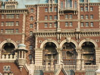 タワーオブテラーの窓は正面から見てどの窓がツアーa B Cなのですか また右か Yahoo 知恵袋