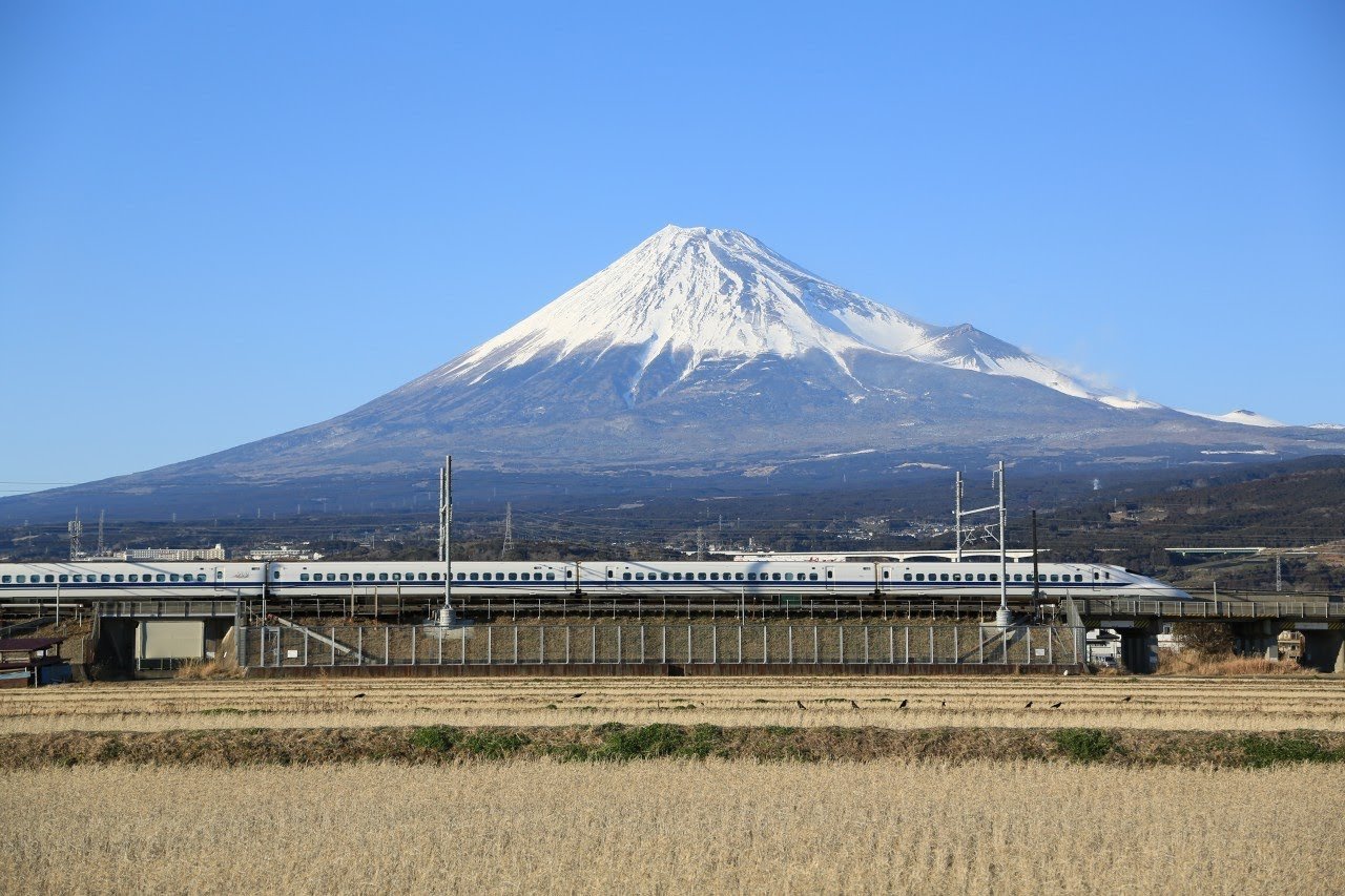 新大阪から東京へ新幹線で行きます。富士山が見えるのは何時間後ぐらい 