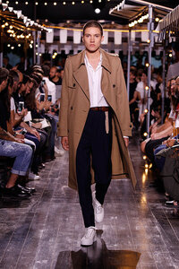 パリコレって何なんですか あんな訳の分からない格好して観客はど Yahoo 知恵袋