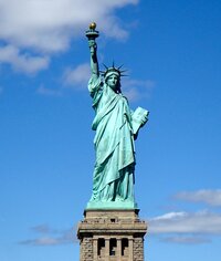 自由の女神像が手に持っているものは何なのでしょうか ニューヨー Yahoo 知恵袋