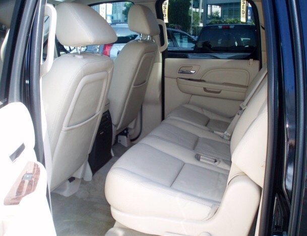 アメ車のエスカレードで、セカンドシートがベンチタイプに